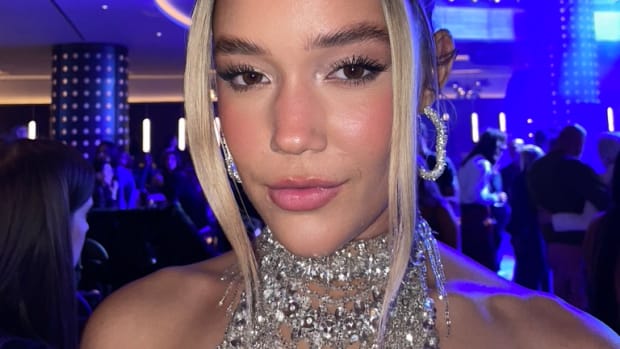 Rosy cheeks, fluffy brows and a subtle shimmer on Olivia Ponton's eyes.